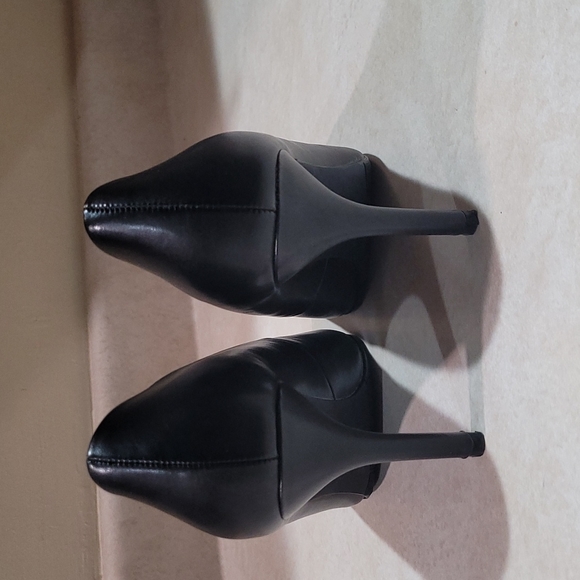 Le Chateau black size 8 peekaboo heel - Picture 3 of 4